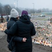 Sörjande lämnar blommor och ljus vid minnesplatsen vid Risbergska skolan i Örebro.