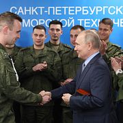 Bild från januari 2024, när Rysslands president Vladimir Putin träffade soldater från ett universitet i Sankt Petersburg.