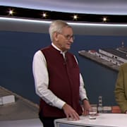 Carl Bildt och Jan Hallenberg i SVT:s studio. 