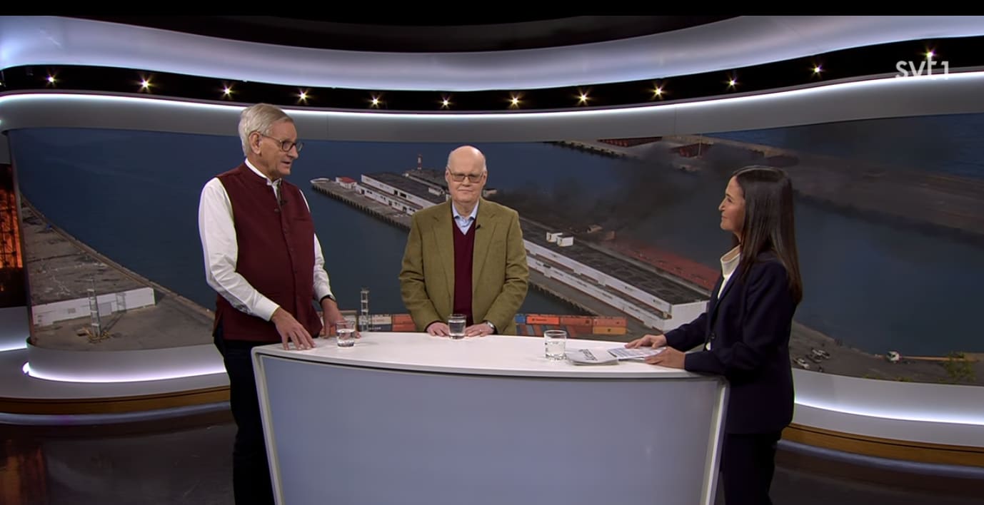 Carl Bildt och Jan Hallenberg i SVT:s studio. 