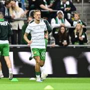 Hammarbys Fredrik Hammar värmer upp inför  fotbollsmatch i allsvenskan mellan Hammarby och Djurgården på Tele 2 Arena i Stockholm.