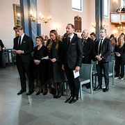 Kung Haakon, kronprinsessan Ingrid Alexandra, drottning Sonja och prins Sverre Magnus under minnesgudstjänsten för kung Harald i Asker kyrka.
