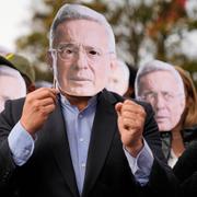 I samband med domen protesterade Alvaro Uribes anhängare.