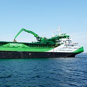 Fartyget Misje Verde med grävmaskinen.