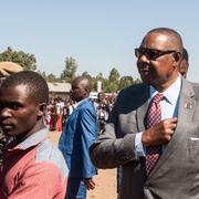 Malawis president Arthur Peter Mutharika lägger sin röst i sin hemby Goliati i södra Malawi.