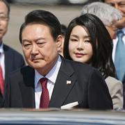 Syrkoreas president Yoon Suk-Yeol tillsammans med sin fru Kim Keon Hee.