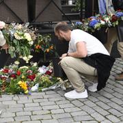 Personer lägger blommor vid mordplatsen i Visby