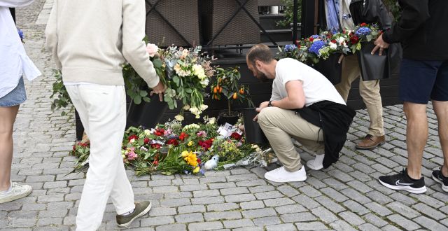 Personer lägger blommor vid mordplatsen i Visby Henrik Montgomery / TT NYHETSBYRÅN