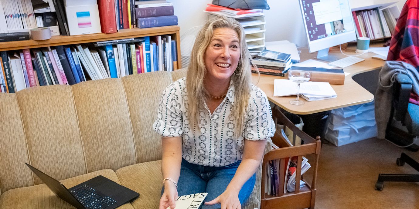 Förlagschefen Marie Pettersson på Ellerströms förlag i Malmö efter tillkännagivandet av Anne Carson som årets Nobelpristagare i litteratur.