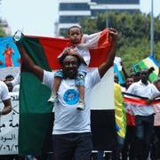 Människor i Sudan protesterar mot militärrådet.