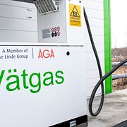 Påfyllning av vätgas vid en vätgasstation. Arkivbild - inte en av Hydris stationer.