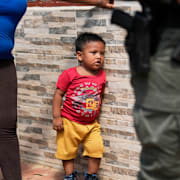 Arkivbild, poliser vaktar en pojke. 