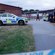 Polis på plats vid en skola i Ronna i Södertälje efter att en person skjutits på måndagskvällen.