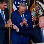 Joe Manchin tillsammans med Chuck Schumer och Joe Biden.