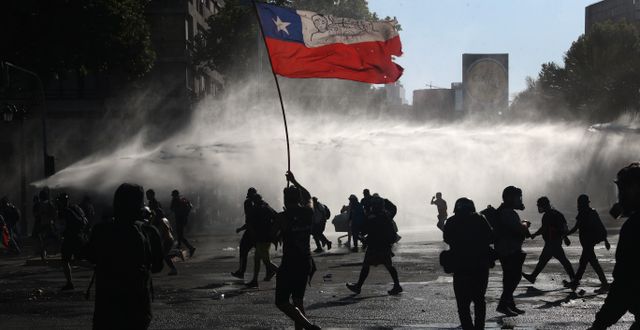 Protester i Santiago i fredags Esteban Felix / TT NYHETSBYRÅN