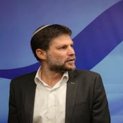 Israels finansminister Bezalel Smotrich med premiärministern Benjamin Netanyahu.