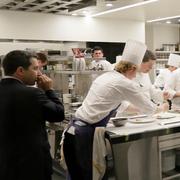 Stor koncentration råder i köket på den trestjärnig Michelinkrogen French Laundry i  Yountville utanför San Francisco.