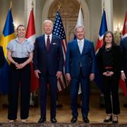 USA:s president Joe Biden (mitten) tillsammans med statsminister Ulf Kristersson, Danmarks statsminister Mette Frederiksen, Biden, Finlands president Sauli Niinistö, Islands statsminister Katrin Jakobsdottir och Norges Statsminister Jonas Gahr Störe