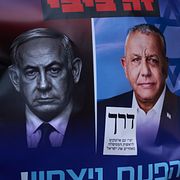 En valaffisch med premiärminister Benjamin Netanyahu och oppositionsledaren Gadi Eisenkot.