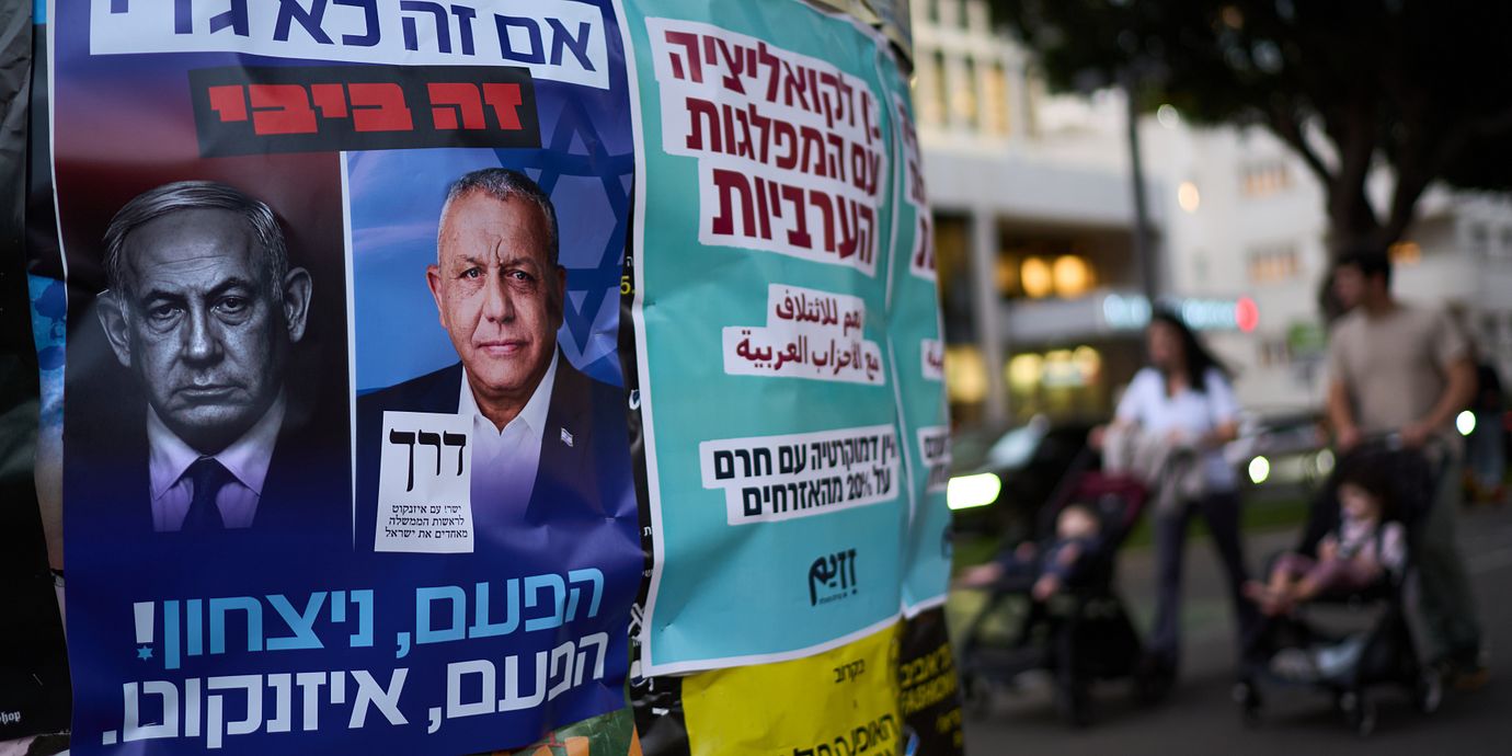 En valaffisch med premiärminister Benjamin Netanyahu och oppositionsledaren Gadi Eisenkot.