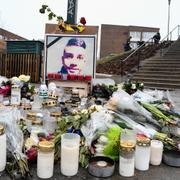 Blommor och ljus framför ett porträtt av den mördade 16-årige Ahmed Obaid 19 januari.