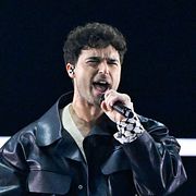 Eric Saade bar en palestinasjal under en mellanakt när Eurovision hölls i Malmö 2024.