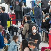 Resenärer med ansiktsmasker på JFK-flygplatsen i New York.