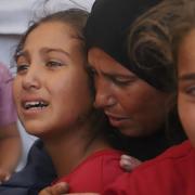 En flicka i Gaza sörjer sin döda syster. 11 juni 2025.