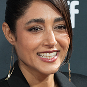 Golshifteh Farahani till vänster, Emmanuel Macron som – eventuellt – får en örfil till höger.