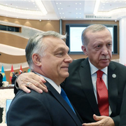  President Erdogan med armen över axeln vid ett möte i Uzbekistan förra året.