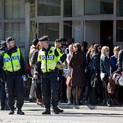 Återsamlingsplatsen utanför Uppsala tingsrätt.