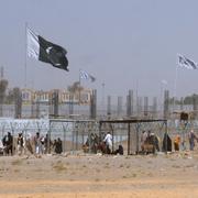 Pakistans och talibanernas flagga vajar vid en gränsövergång mellan länderna.