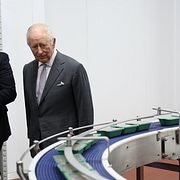 Kung Charles besöker en matfabrik i Warrington i mars i år.