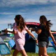 Vy från campingen mot stora festivalscenen på Bråvallafestivalen.