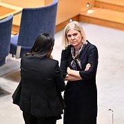 
Socialdemokraternas partiledare Magdalena Andersson (S) och Vänsterpartiets partiledare Nooshi Dadgostar.