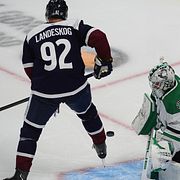 Landeskog styr in pucken i nattens match.