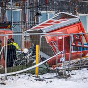 Polisens kriminaltekniker vid olycksplatsen i Ursvik i Sundbyberg där fem män omkom i en hissolycka. 