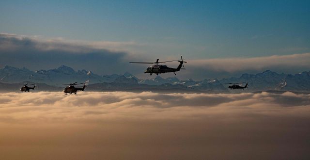 En helikopter med USA:s president Donald Trump ovanför Alperna vid Davos, Schweiz. JIM WATSON / AFP