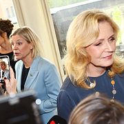 Socialdemokraternas partiledare Magdalena Andersson  och Centerpartiets partiledare Elisabeth Thand Ringqvist anländer till torsdagens statsministeromröstning.