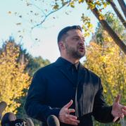 Volodymyr Zelenskyj möter pressen under sitt besök i Washington.