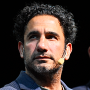 Ardalan Shekarabi, arbetsmarknadspolitisk talesperson i S, tycker att elever bör använda AI i klassrummen.