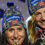 Heidi Weng, Marit Bjørgen och Astrid Jacobsen tar emot sina medaljer på lördagskvällen.