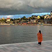 Det är osannolikt att utbrottet av hjärnhinneinflammation i Storbritannien spiller över på Sverige, enligt expert.