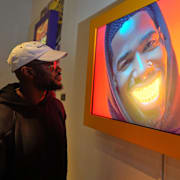 Willonius Hatcher, även känd som King Willonius, visar upp sin AI-verk "I'm McLovin It (Popeye’s Diss Song)” på ett galleri i USA. 