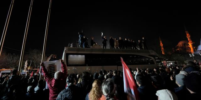 Protester i Istanbul, 14 december.  Khalil Hamra / AP
