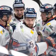 Växjös Noah Welch har gjort 0-4 och kramas om under lördagens ishockeymatch i SHL.