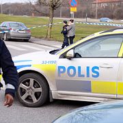Polisen har spärrat av stora delar av Stockholms förorten Grimsta efter att en ambulans beskjutits.