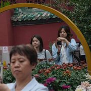 Människor tar kort i en park i Peking, illustrationsbild (26 september).