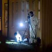 Polisens kriminaltekniker undersöker ett område kring Bredgatan i Helsingborg efter bråket.