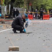 Polisen arbetar utanför den aktuella kyrkan i Makassar. 